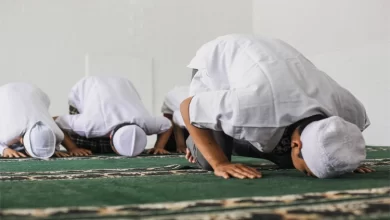 Boş Saflar Varken Cemâatin Müezzinlik Mahfilinde Namâz Kılması Caiz mi?