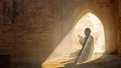 Sabah Namâzında Sünneti Kılmadan Câmiye Giden Kişi İmâmın Tekbîr Aldığını Görse Ne Yapmalı?