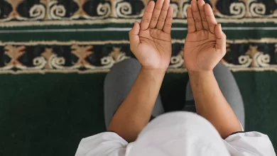 Namazda Salli-Bârik veyâ Rabbenâ'ya Gelmeden Hoca Selâm Veriyor Ne Yapmak Lazımdır?